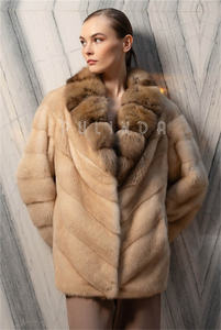 Cappotto in <span class=keywords><strong>Visone</strong></span> <span class=keywords><strong>Beige</strong></span> con Collo in Zibellino, Design Invernale di Lusso a File Inclinate, Cappotto in <span class=keywords><strong>Visone</strong></span> e Zibellino con Collo Super Soffice - Product Image 4