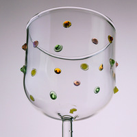 Verre à vin à long pied unique fait à la main de 10 oz avec des points colorés