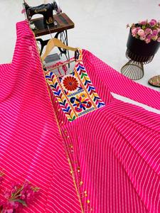 Ensemble robe, pantalon et dupatta de qualité supérieure avec broderies de créateur pour mariage, réception, fête et occasions festives - Product Image 2