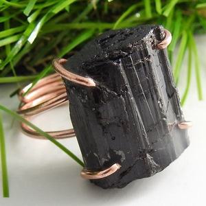 Anillos Ajustables de Cobre Chapado en Oro de 14K con Turmalina Negra Natural y Alambre Enrollado - Diseño Único y Moderno Unisex - Product Image 1