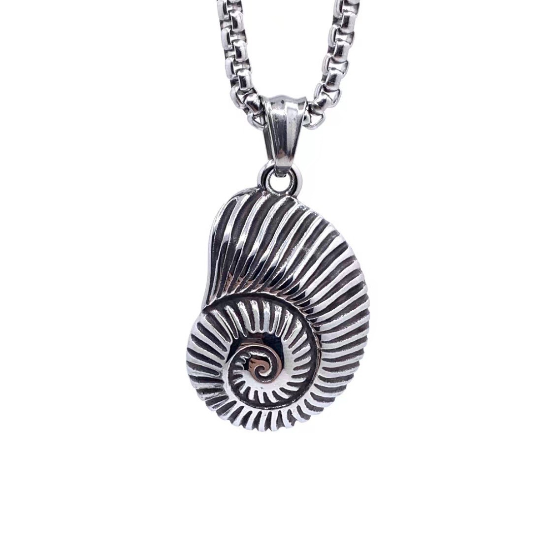 Grand pendentif avec une chaîne de 60 cm de long