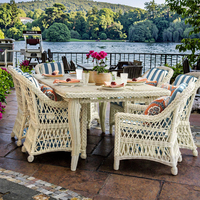 Ensemble de mobilier de salle à manger en rotin, table et chaises en osier tressé pour complexe hôtelier extérieur