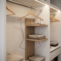 Cintre de luxe en bois en forme de corps avec silhouette en fil noir pour présentation de maillots de bain et de lingerie