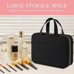 Sac organisateur cosmétique de maquillage de bonbons de style anglais portable avec logo personnalisé du fabricant Sac en polyester matelassé pour crochet de suspension - Product Image 2