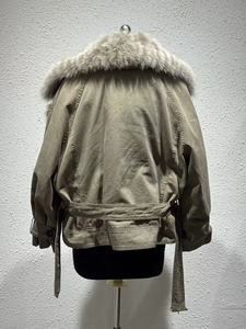 Parka da Donna di Lusso con Collo in Vera Pelliccia di Volpe - Imbottito in Cotone Spesso con Raffinata Lavorazione a Strisce e Bordo in Pelliccia Oversize - Product Image 5