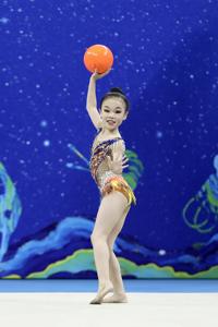 Ballons de gymnastique rythmique en caoutchouc YIJOY les plus vendus en 15 cm, 17 cm et 18,5 cm, adaptés à l'entraînement et aux compétitions. - Product Image 5