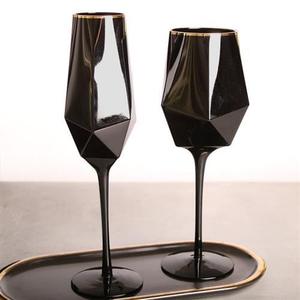 Conjunto de Taças de Vinho Geométricas Luxuosas em Preto com Pé Dourado em Forma de Diamante para Casamento e Festas - Product Image 5