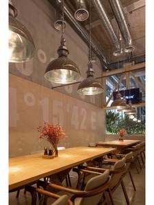Ensemble de tables et chaises en bois modernes pour hôtel, mobilier commercial, design industriel, intérieur aux tons chauds - Product Image 6