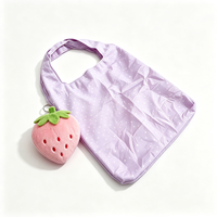 Sac de courses réutilisable personnalisé avec un porte-clés en peluche fraise mignon et un sac de courses pliable