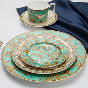 Set di Piatti in Porcellana Stile Nordico, Lussuoso Servizio di Piatti in Bone China con Motivo Uccelli Verdi - Product Image 4