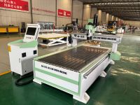 Routeur CNC 1325 à changement d'outil automatique pour la découpe, la gravure et le perçage de panneaux de meubles en bois