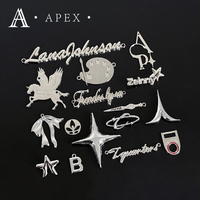 APEX Fábrica Personalizada Marca Grabado En Relieve Oro Metal Logo Nombre Placa Etiqueta Sombrero Zapatos Bolsa Ropa Aleación de Zinc Logo Etiqueta