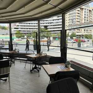 Pérgola de aluminio con recubrimiento en polvo para exteriores de 250x180 con sistema de vidrio de viento motorizado de vidrio templado para maceta - Product Image 1