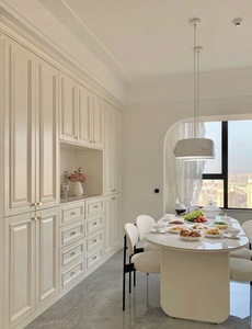Armoire de vestiaire design <span class=keywords><strong>blanc</strong></span> français avec portes coulissantes cintrées et étagères ouvertes en verre, personnalisable pour atelier - Product Image 5