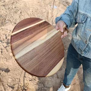 Tabla de cortar circular de madera maciza de <span class=keywords><strong>acacia</strong></span> de doble cara con asas de <span class=keywords><strong>mimosa</strong></span>, 1.5 cm de grosor, tabla para pizza transfronteriza, accesorio de fotografía - Product Image 4