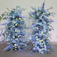 Kunstmatige blauwe zijden bloemenzuil voor bruiloftsceremonie achtergrond, gangpad, banket en feestdecoratie