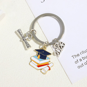 Porte-clés en métal de remise de diplôme avec capuchon émaillé et breloque diplôme, Porte-clés de la promotion 2026 pour étudiants et cadeaux de remise de diplôme - Product Image 5