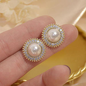 Pendientes de tuerca chapados en oro Maria Hill con perla cultivada y engaste de cristal para mujer, uso diario clásico - Product Image 3