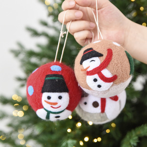 Vente en gros d'ornements de Noël faits à la main en feutre : boules, bonnets de neige, rennes, pendentifs pour sapin de Noël, décorations de fête de fin d'année - Product Image 3