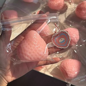 Jouet Squishy Fraise en TPR Personnalisable en Gros - Balle Anti-Stress Douce à Presser, Article Promotionnel Anti-Stress pour Enfants et Adultes - Product Image 5