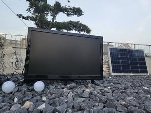 Televisor LED DC de 32 Pulgadas JUA <span class=keywords><strong>Energy</strong></span>, Sistema de Energía Solar de Pago por Uso, 50W 150Wh, Kit de TV con Panel Solar y Batería LiFePO4 Integrada - Product Image 3