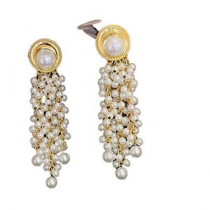 Boucles d'oreilles clous en argent vintage avec pompon perlé, style rétro, tendance féminine, niche, luxe léger, haut de gamme, vente en gros - Product Image 1