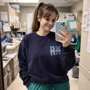 Sweat-shirt personnalisé RN avec nom, pull décontracté pour femme, cadeau pour les infirmières, tissu jersey, manches longues - Product Image 2