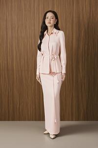 Elegante / Femenino Velo Vietnamita Rosa Pastel Tejido CHERRY - Blusa de Seda Suave con Detalle Floral y Cinta en la Cintura KA69 - Product Image 4