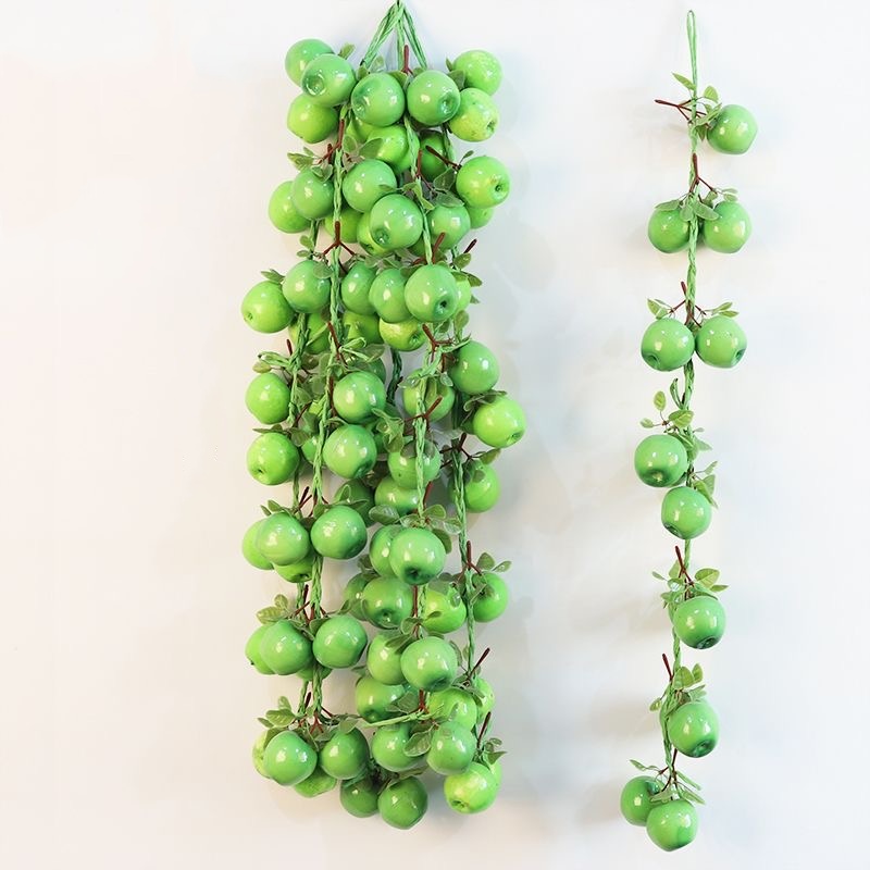 grappes de pommes vertes avec des feuilles vertes
