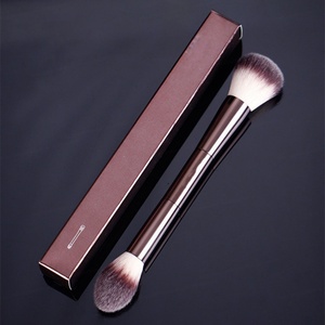 Pinceau de maquillage double à marque privée, poils en nylon doux, pour contour et poudre illuminatrice, avec boîte en papier personnalisée - Product Image 1