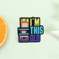 Pin de esmalte retro personalizado con diseño de disco flexible, casete y VHS, insignia metálica estilo años 90, regalo de joyería con nostalgia.