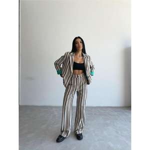 Conjunto de Traje a Rayas Estilo Otomano para Mujer en Color Beige con Decoración de Botones y Forro Verde para Uso Casual. - Product Image 2