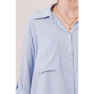 Chemise bleue pour femme avec manches chauve-souris, détail de poche rayée, logo brodé, disponible en tailles XS-XL pour le bureau, l'automne ou le printemps - Product Image 6