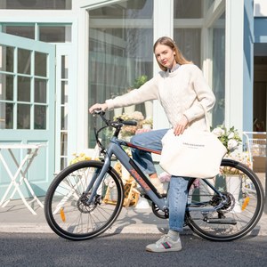 จักรยานไฟฟ้าสำหรับเมือง ล้อใหญ่ 7 สปีด จอ LCD เซ็นเซอร์ความเร็ว แบตเตอรี่ซ่อน น้ำหนักเบา 22 กก. ระบบช่วยปั่นอัจฉริยะ สำหรับใช้งานกลางแจ้ง สินค้าในสต็อก <span class=keywords><strong>EU</strong></span> - Product Image 1