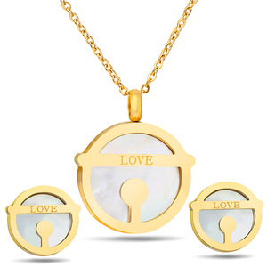 Ensemble collier et boucles d'oreilles en acier titane plaqué or 18 carats avec coquillages naturels pour femmes - Product Image 1
