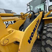 Cargadora de Ruedas Komatsu WA320-3 Usada de Alta Calidad, Modelo 2024, Carga Nominal de 13 Toneladas, Motor en Excelentes Condiciones, en Venta