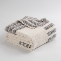 Plaid en tricot en gros avec accent rayé, doux, texturé, chaud et confortable, emballage personnalisé pour la décoration intérieure et les cadeaux