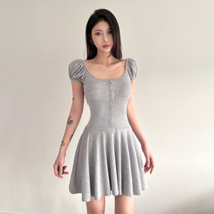 เดรสมินิเดรสทรงเอแขนพองผ้าถักลายริบสำหรับผู้หญิง คอรูปตัวยู แต่งกระดุม ทรงเข้ารูปลำลอง - Product Image 3