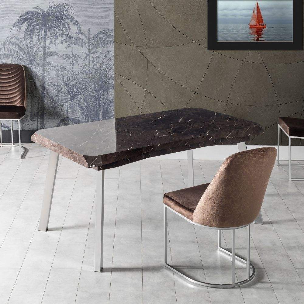 Marbre noir / Chaises noires