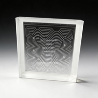 Plaque carrée en cristal Neelpure 187901 avec bordure à pois et motif personnalisé gravé au laser