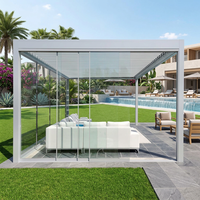 Pergola à lames en acier avec structure en aluminium et portes en verre pour villa, patio, jardin, espace de vie extérieur