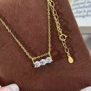 Collier ras du cou en argent <span class=keywords><strong>sterling</strong></span> S925 plaqué or 18 carats avec pendentif barre à trois pierres en moissanite, collier ras du cou horizontal à 3 pierres en moissanite pour femme - Product Image 3