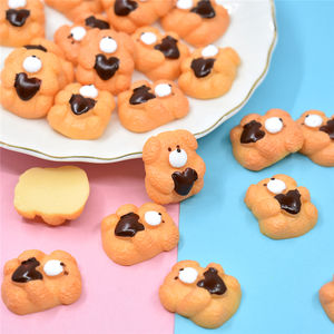 Precio al por mayor: Dijes de resina DIY de galletas de oso con corazón de chocolate, cabujones artesanales de galletas de oso bonitos - Product Image 3