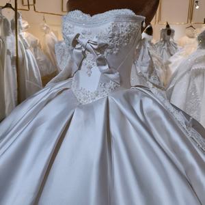 LSML028 Robe de mariée moderne en satin, élégante, avec appliques, perles et sequins, longueur ras du sol, coupe sirène/trompette, traîne chapelle - Product Image 4