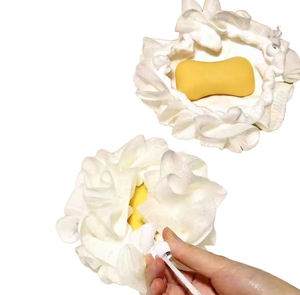 Nettoyant corporel exfoliant 2-en-1 durable en forme de fleur en plastique, serviette et boule de savon avec bain moussant sans éclaboussures - Product Image 1