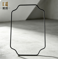 Cadre métallique décoratif de forme irrégulière pour miroir mural de salle de bain
