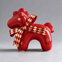 Vente en gros de statues de poneys porte-bonheur en céramique, boîte cadeau, figurine de cheval à motif rouge doré brillant avec ruban, ornement de décoration de table pour la maison