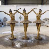 Sculpture de fontaine en bronze représentant une danseuse de ballet avec des thèmes d'anges et de musique dans un contexte de jardin