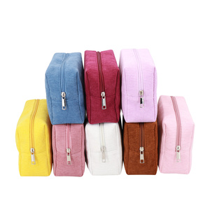 Pochettes de voyage de maquillage en velours de luxe avec logo personnalisé et combinaisons de lettres sacs et étuis à cosmétiques cadeau - Product Image 6