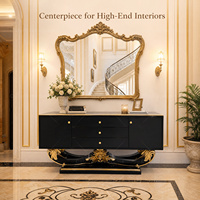 Table console noire dorée sculptée avec miroir et base ornée pour entrée de villa, couloir